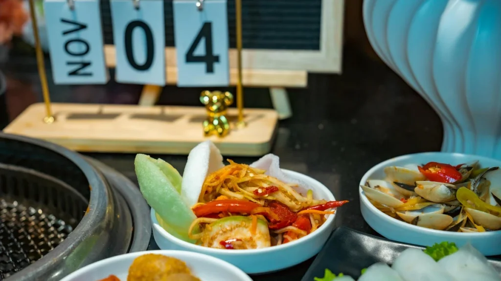 Les bols en papier Papacko en gros pour les restaurants montrent l'emballage en vrac et les applications de service alimentaire.