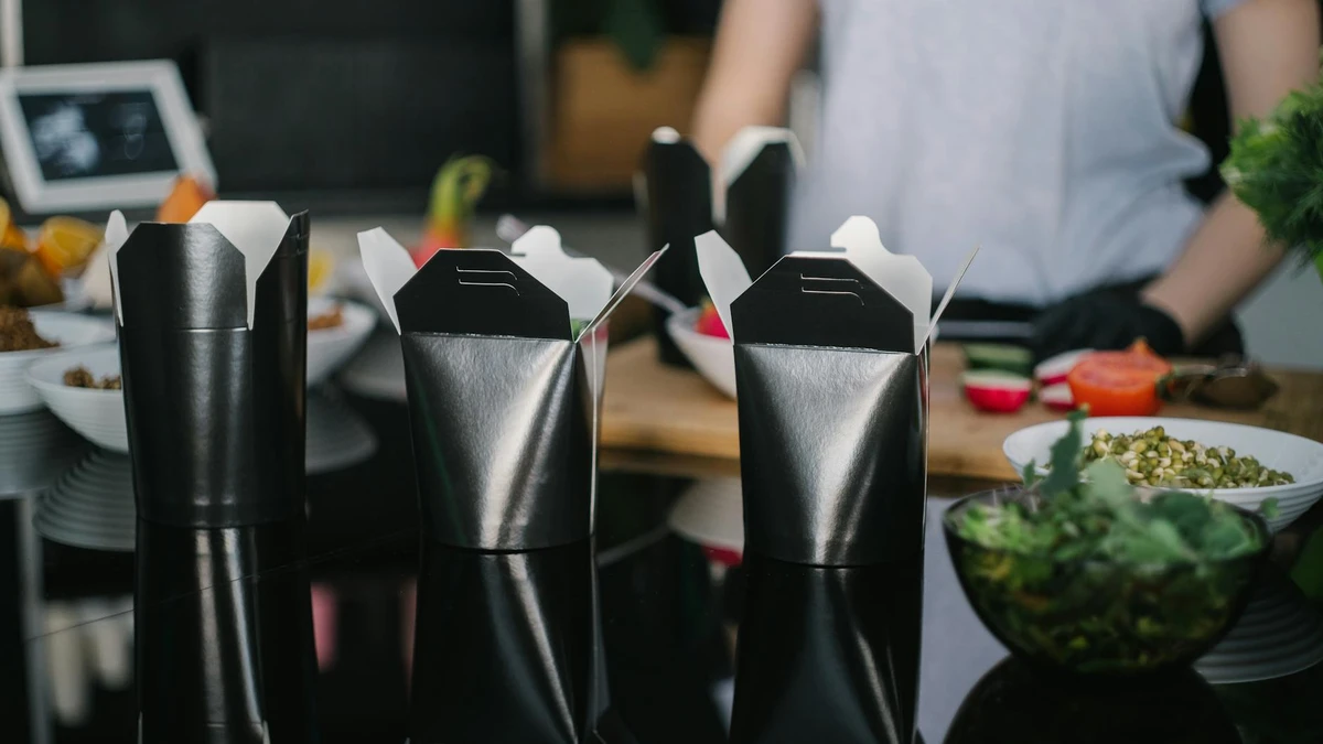 Papacko eco food packaging showcasing compostable containers and biodegradable catering supplies