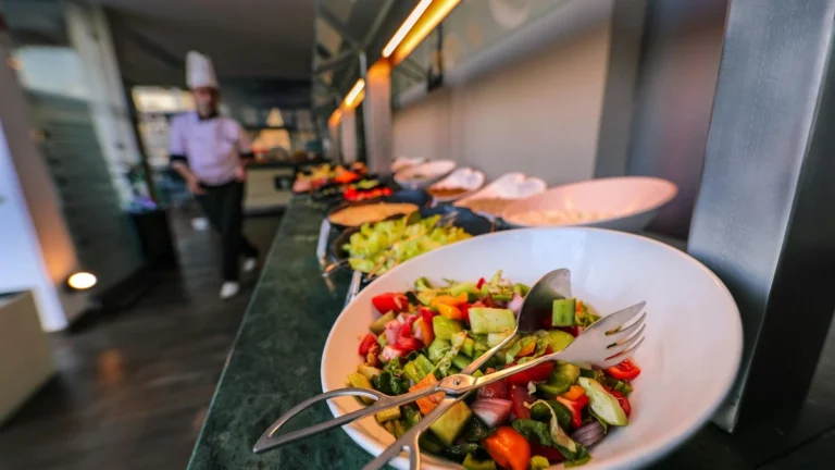 Papacko paper salad bowls showcasing custom design and printing options for restaurant branding and food delivery