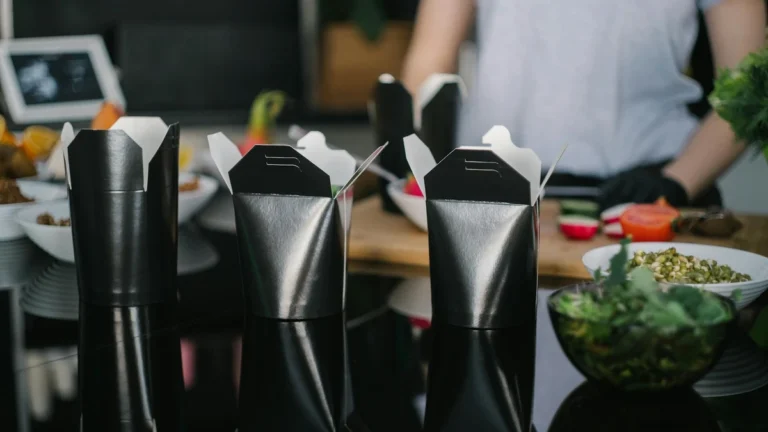 Eco-friendly paper lunch boxes for sustainable catering services - Papacko