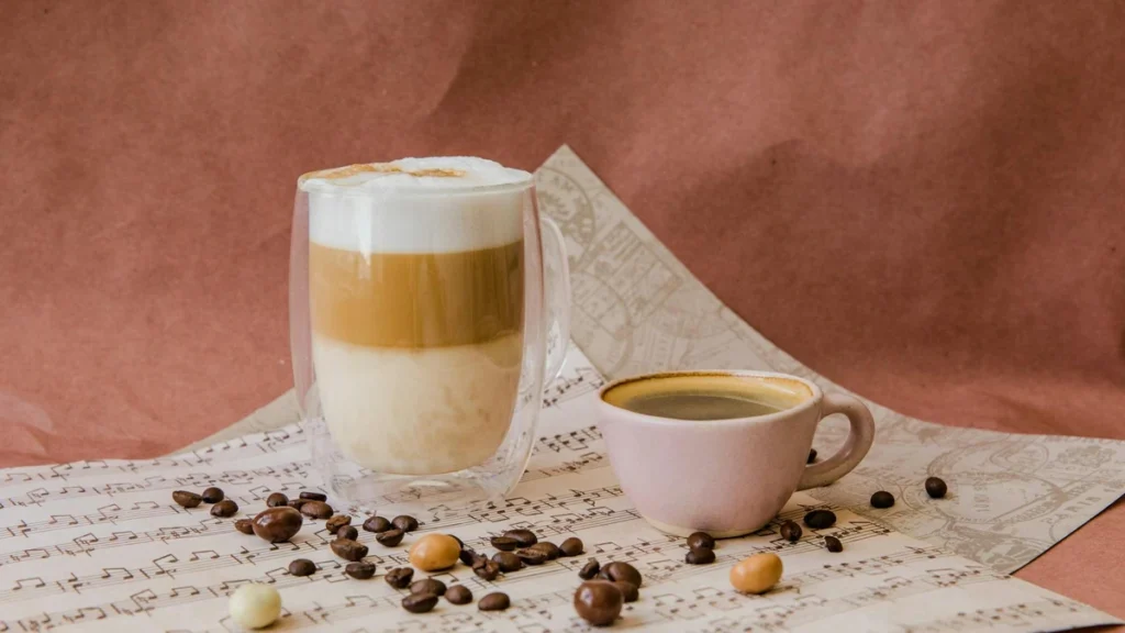 Insulated double wall paper cups for hot beverages in professional cafe setting - Papacko