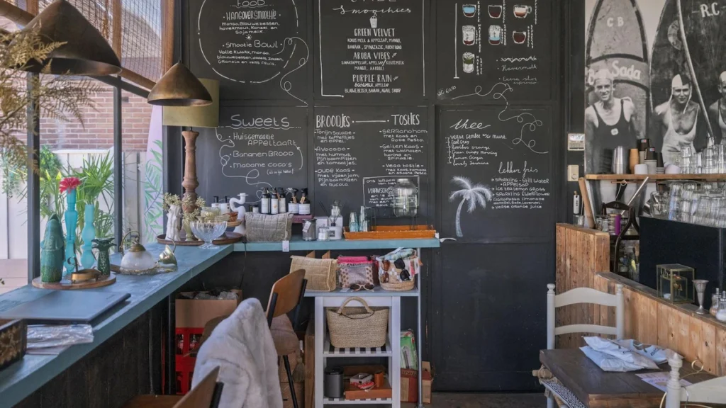 Professional paper cups for smoothies and cold beverages in cafe setting - Papacko food service packaging