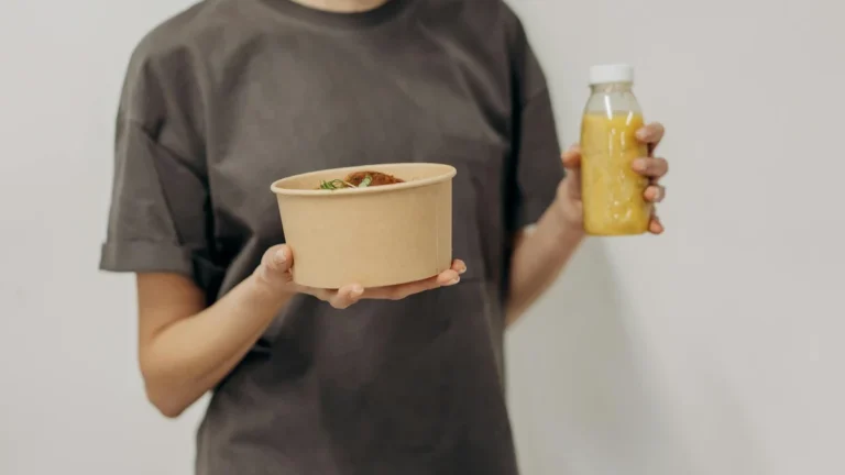 Salad bowls with clear lids for health-conscious restaurants and grab-and-go displays - Papacko fresh food packaging