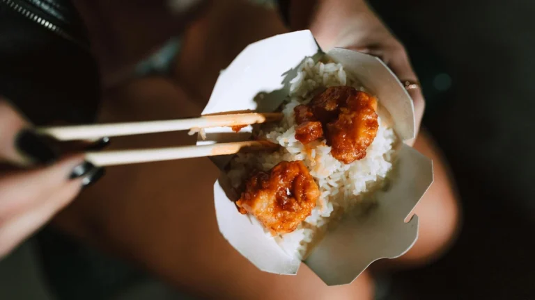 Papacko kraft takeaway boxes showing durable construction and eco-friendly design for restaurants and food delivery services