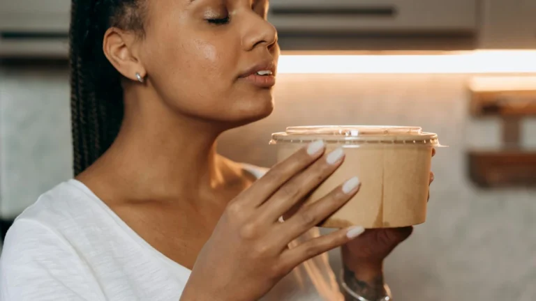 Papacko paper lids for eco bowls showing secure fit and sustainable design for restaurants and food delivery services