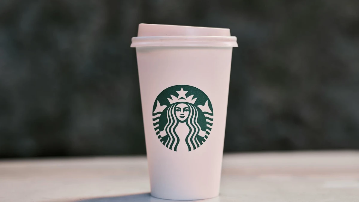 Professional coffee cup lid seal mechanism - secure fit for takeaway service