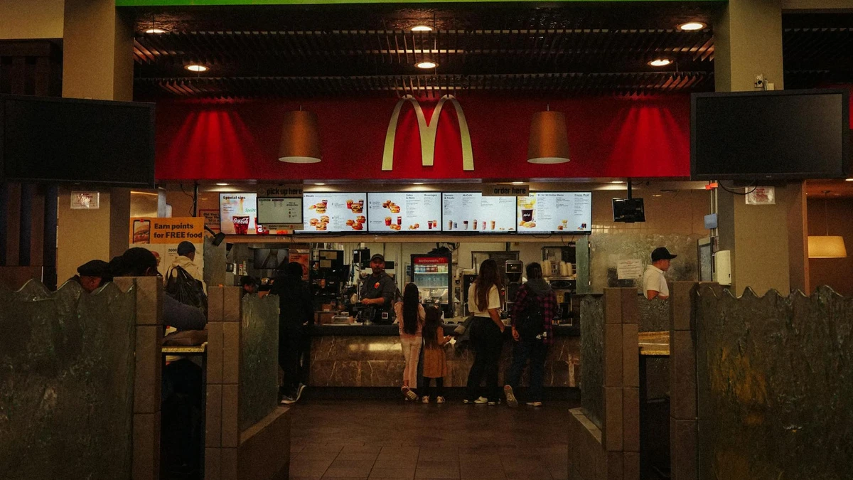 Papacko franchise restaurant interior showing consistent branded food boxes across multiple service stations