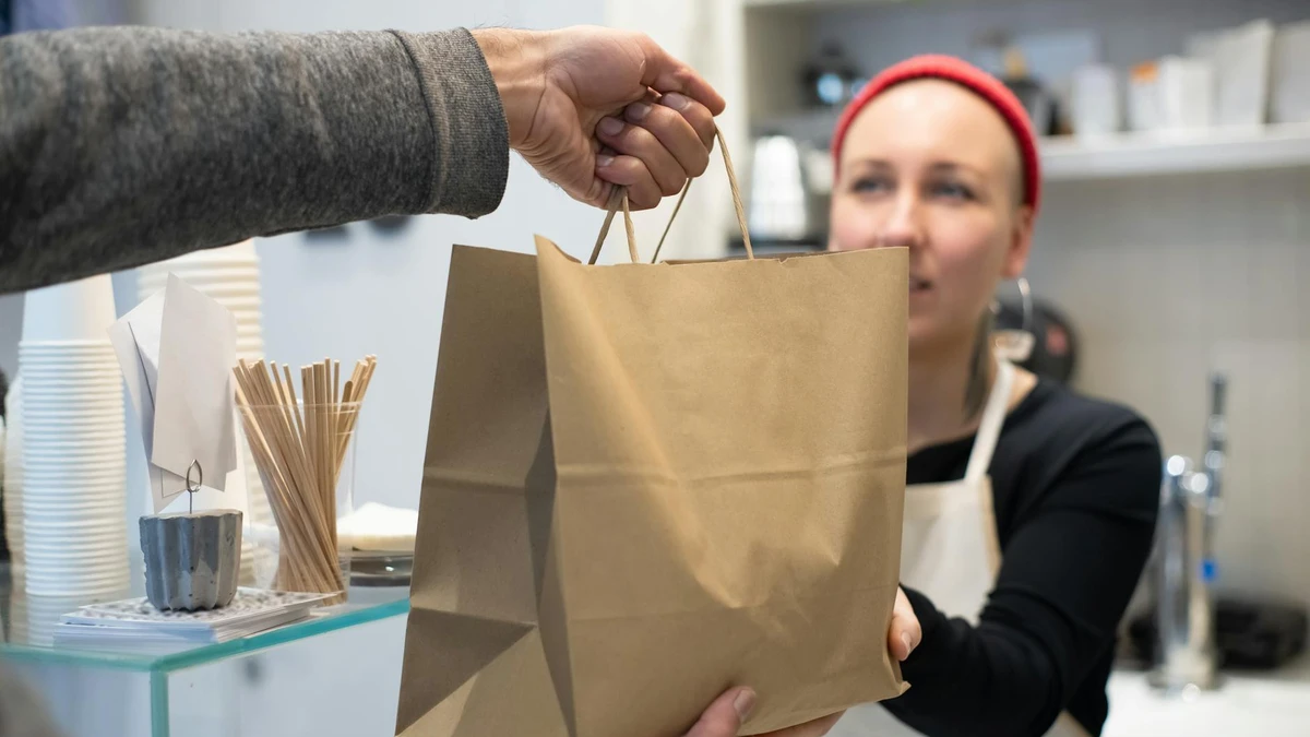 Food chain using custom logo paper bowls for brand visibility and customer experience
