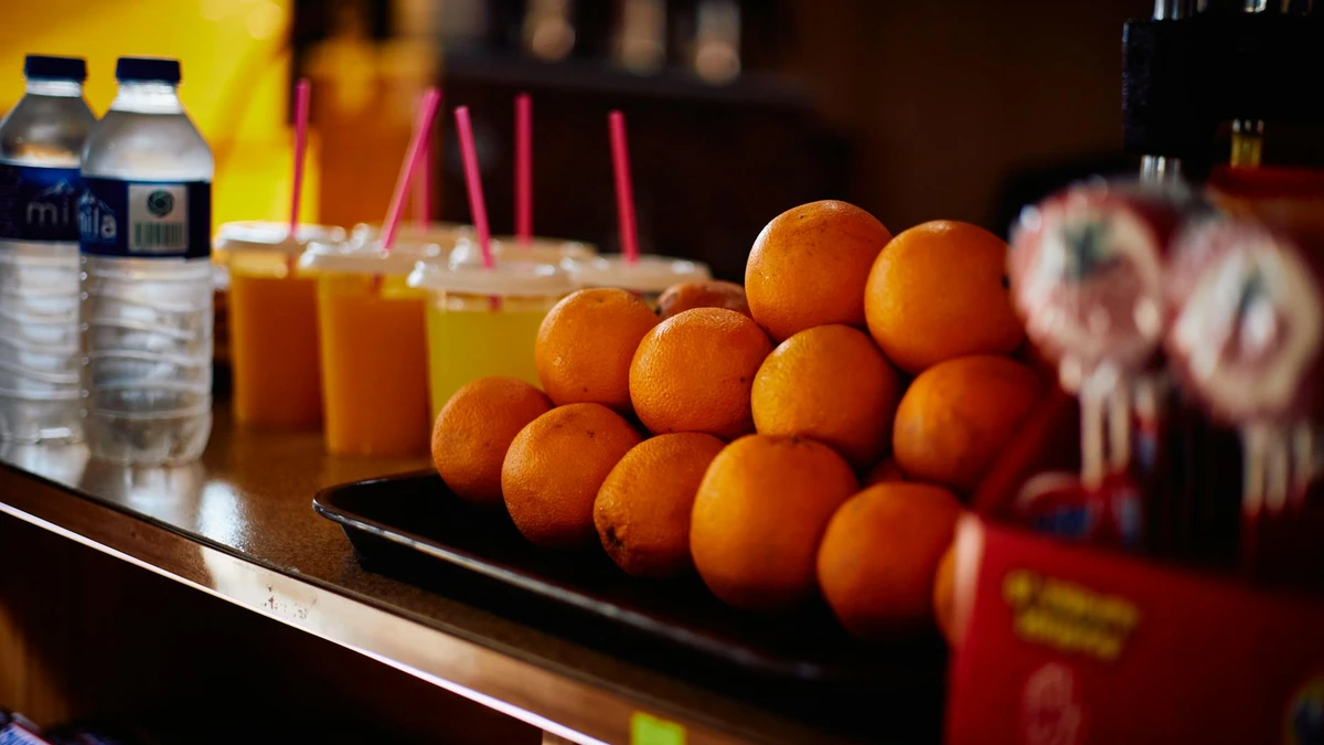 Fresh juice bar with colorful beverages in clear cups - Papacko cold beverage packaging