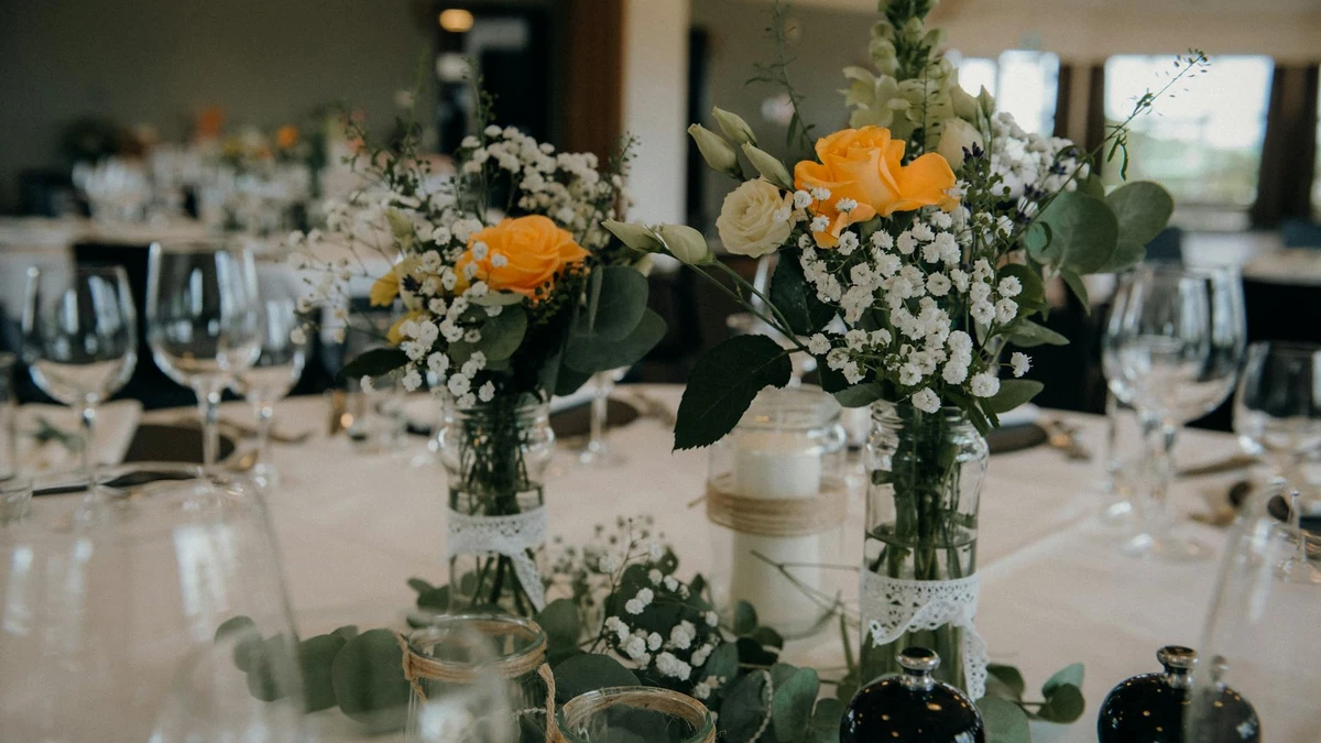 Fine dining table setting with embossed napkins - Papacko restaurant branding solutions