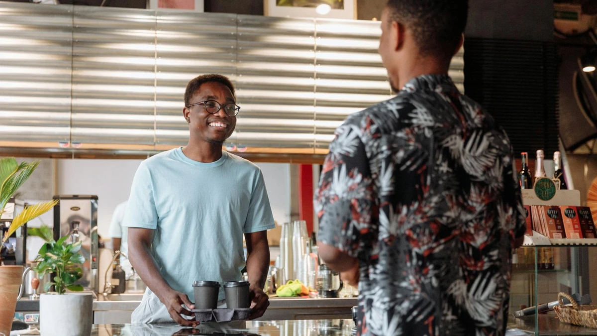 Papacko Customer carrying 4-cup drink holder from coffee shop counter to car, showing ergonomic handling