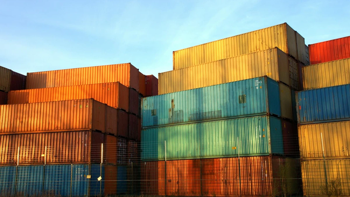 Papacko international shipping containers and global logistics network with cargo operations