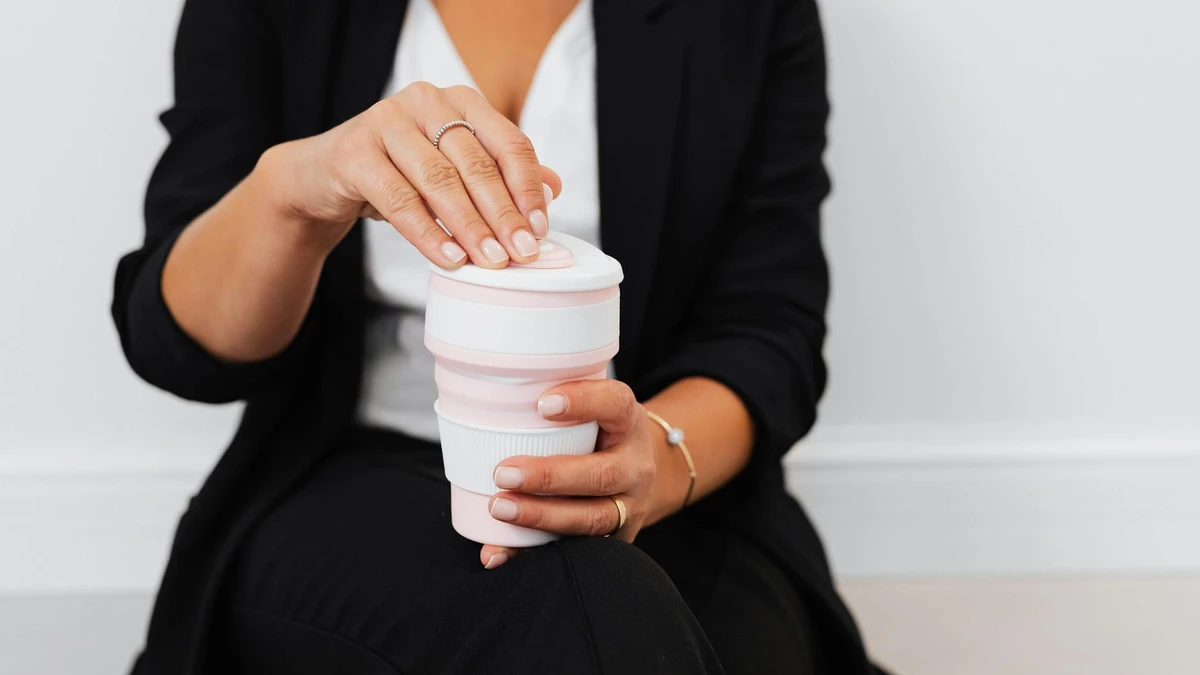Barista using sustainable paper coffee cup with alternative coating - Papacko eco-friendly café packaging