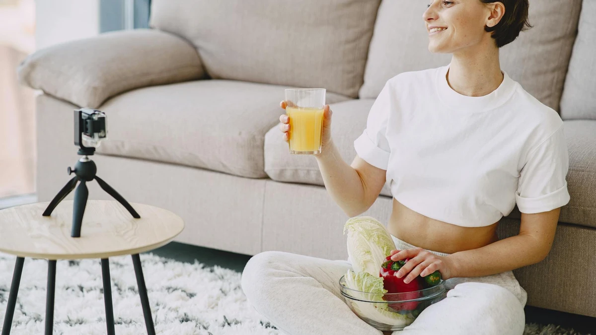 Customers enjoying fresh juices in paper cups at modern juice bar - Papacko beverage packaging