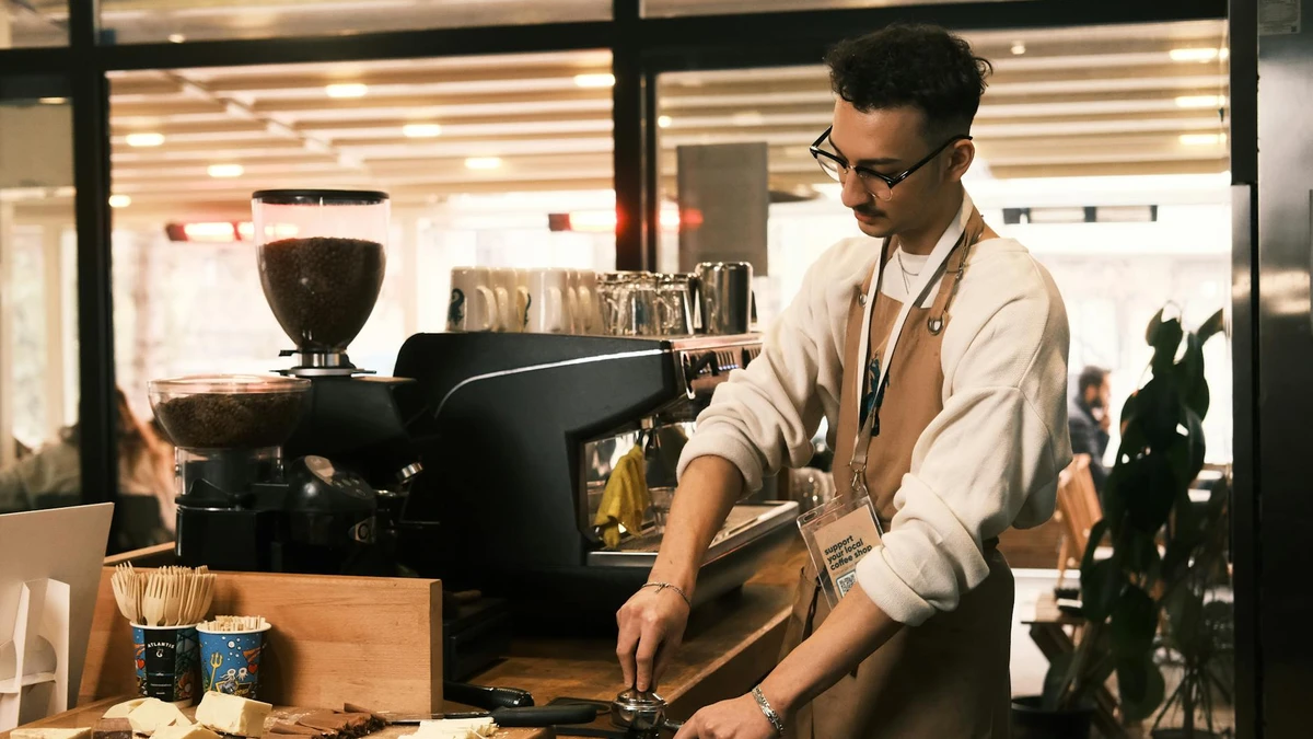 Бариста добавляет индивидуальный принт на кофейную чашку в специализированном кафе