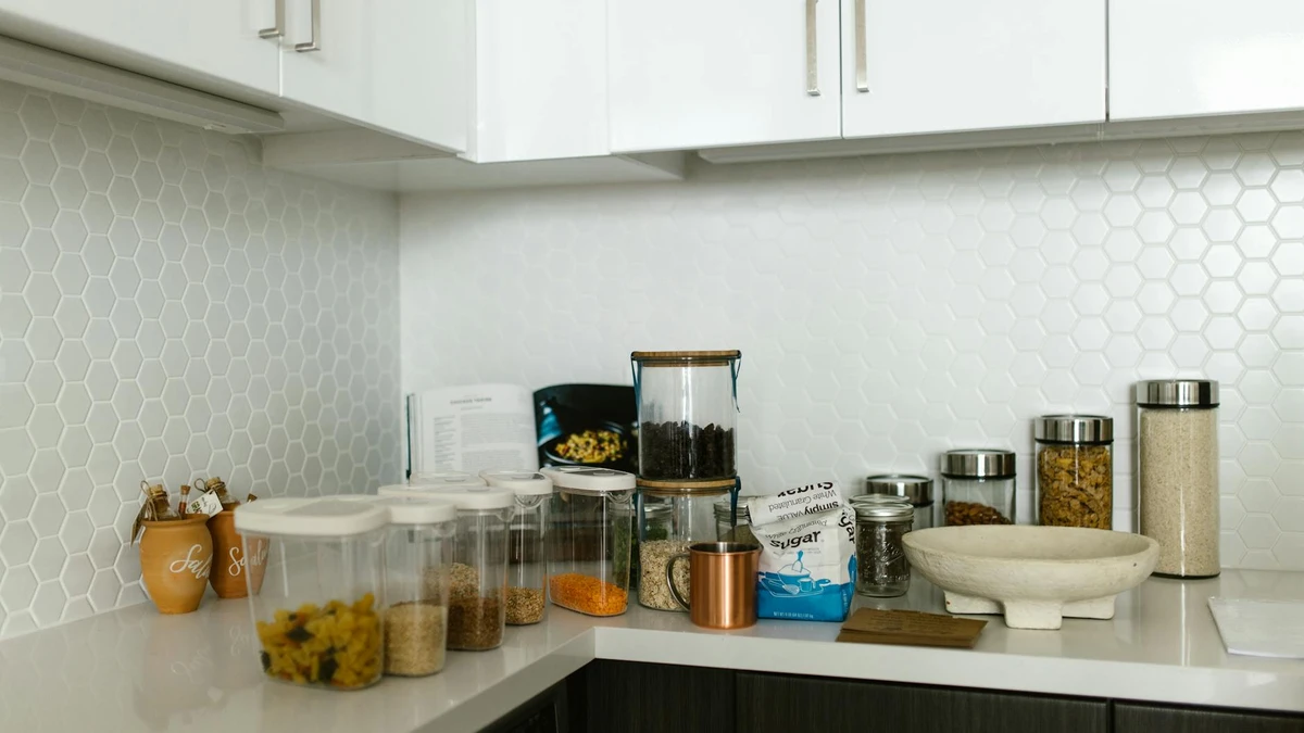 Well-organized cafe lid dispenser system for efficient coffee service