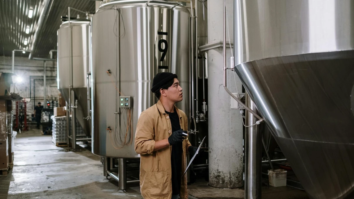 Quality control and inspection of custom logo paper bowls during manufacturing