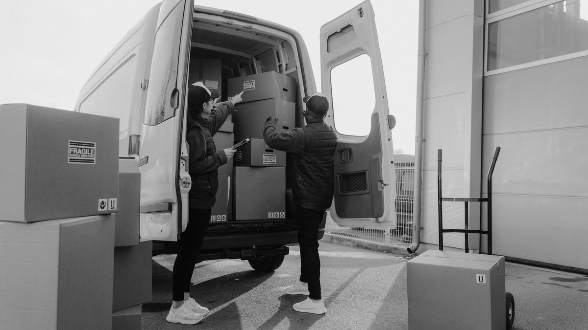 Papacko delivery driver handling sustainable paper bowl containers in thermal bag, demonstrating practical u