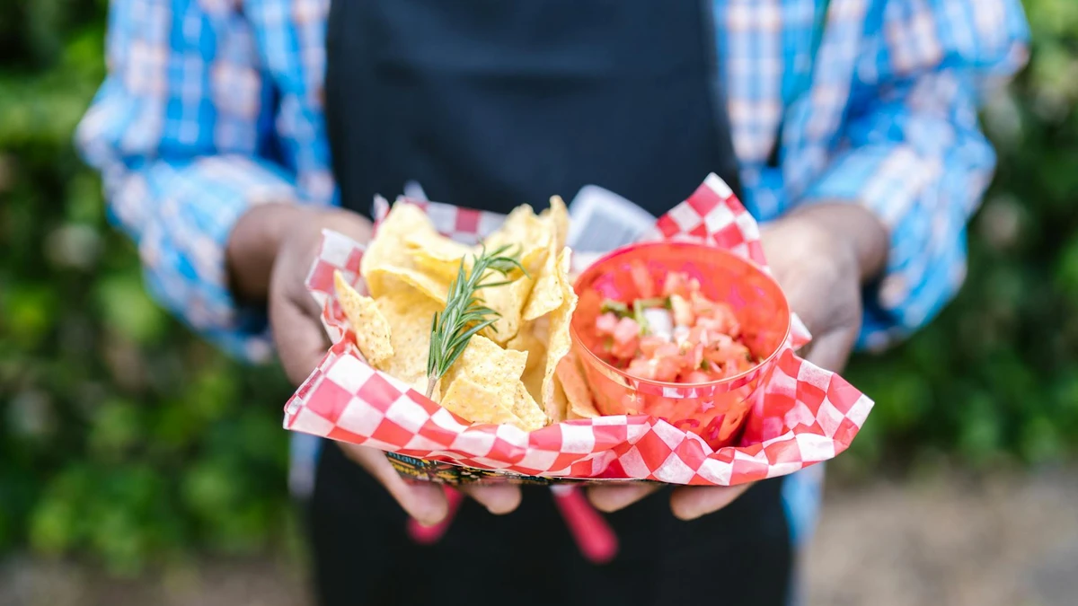 Eco-friendly catering event using sustainable paper lunch boxes and compostable serviceware