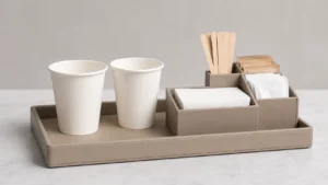 Vasos de papel vacíos sin marca y accesorios sencillos para el servicio de bebidas en las habitaciones de hotel